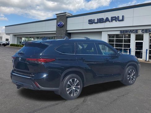 Used 2020 Toyota Highlander XLE AWD/4WD image 7