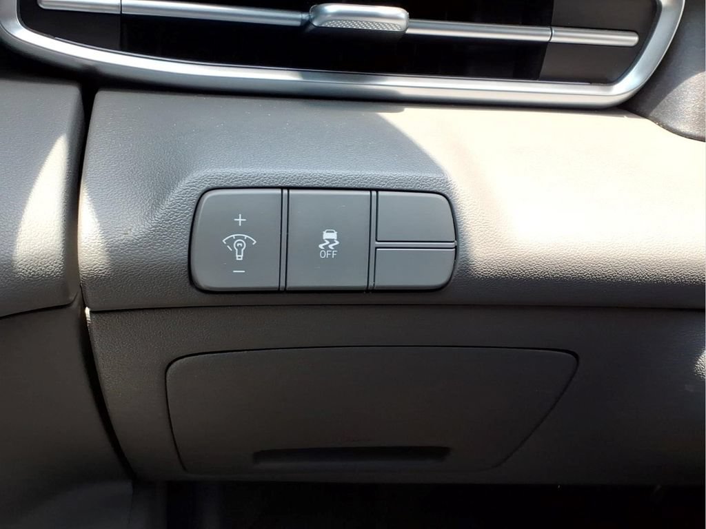 Used 2025 Hyundai Elantra SEL FWD image 19