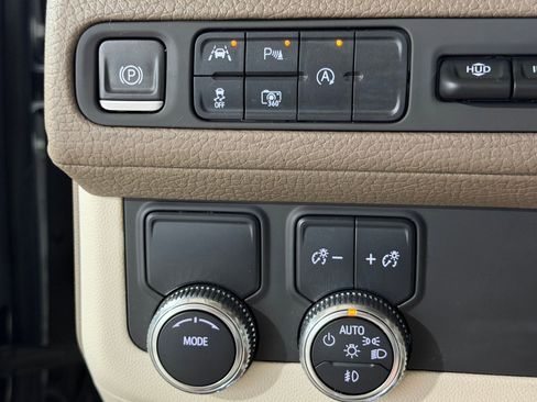 Used 2023 GMC Yukon Denali RWD image 25
