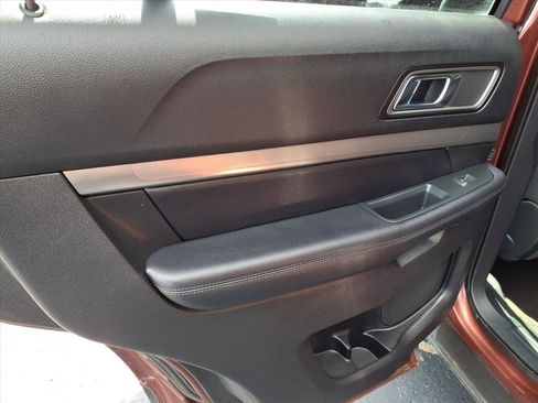 Used 2018 Ford Explorer XLT image 9