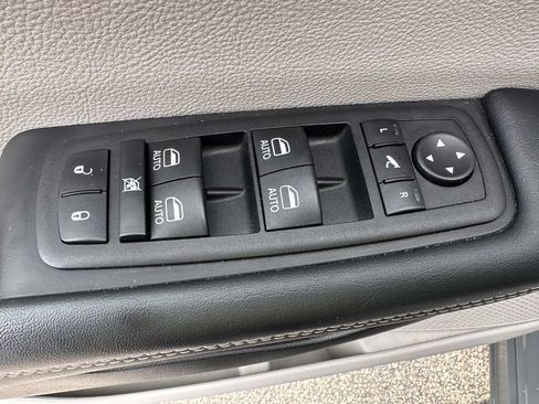 Used 2023 Chrysler Pacifica Limited FWD image 9