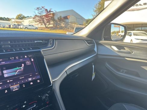 New 2025 Jeep Grand Cherokee L Altitude image 43