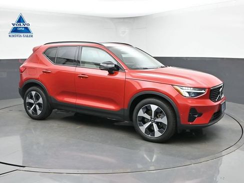 Used 2023 Volvo XC40 B5 Plus w/ Driver Assist Package AWD/4WD image 1