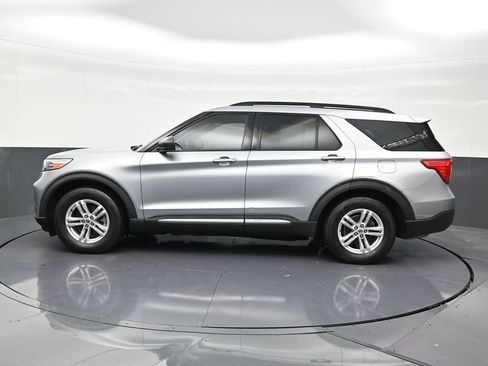 Used 2020 Ford Explorer XLT image 2
