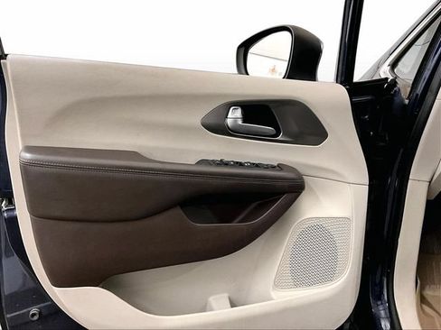 Used 2017 Chrysler Pacifica Touring FWD image 22