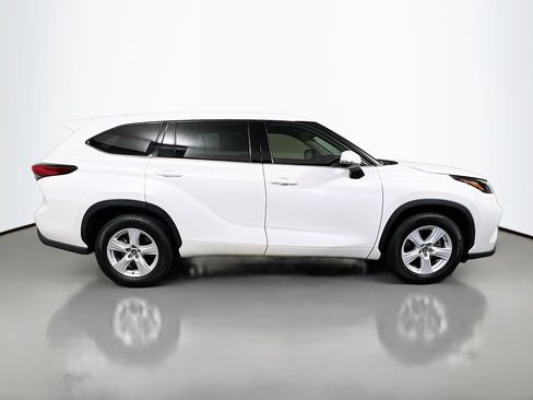 Used 2022 Toyota Highlander LE image 3