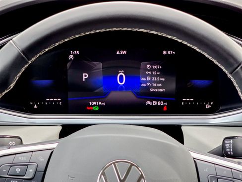 Used 2025 Volkswagen Taos SE image 33