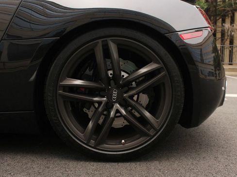 Used 2014 Audi R8 V8 w/ Enhanced Leather Package AWD/4WD image 18