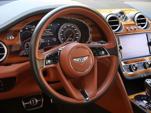 Used 2020 Bentley Bentayga image 13