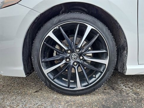 Used 2018 Toyota Camry XSE image 11