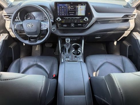 Used 2021 Toyota Highlander Limited AWD/4WD image 11