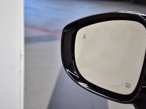 Used 2024 Chrysler Pacifica Limited FWD image 19