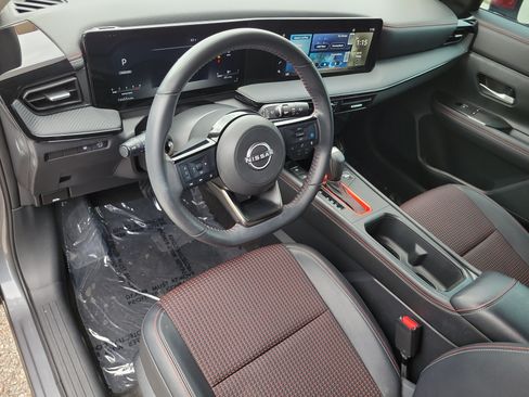 Certified 2025 Nissan Kicks SR FWD image 13