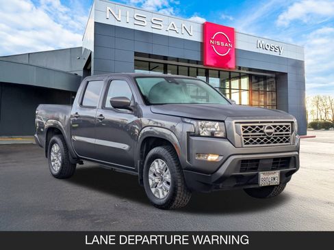 Used 2022 Nissan Frontier SV image 2