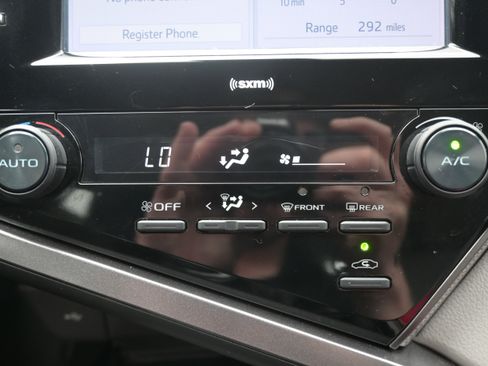 Used 2020 Toyota Camry SE image 27