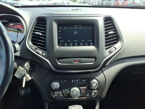 Used 2020 Jeep Cherokee Latitude w/ Cold Weather Group AWD/4WD image 10