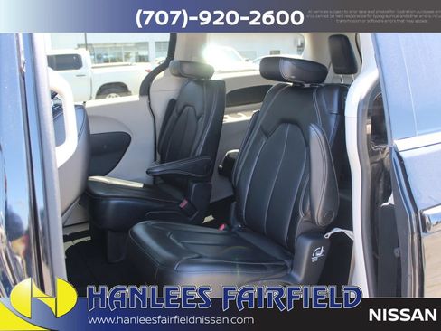 Used 2023 Chrysler Pacifica Touring-L FWD image 15