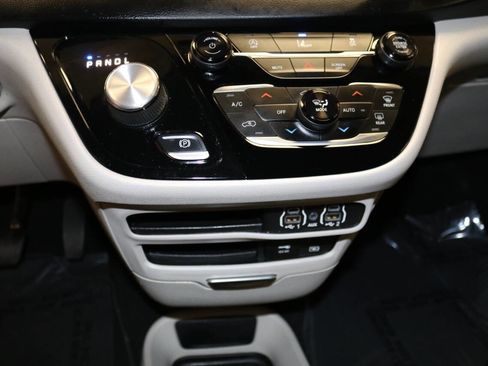 Used 2023 Chrysler Pacifica Touring-L image 32