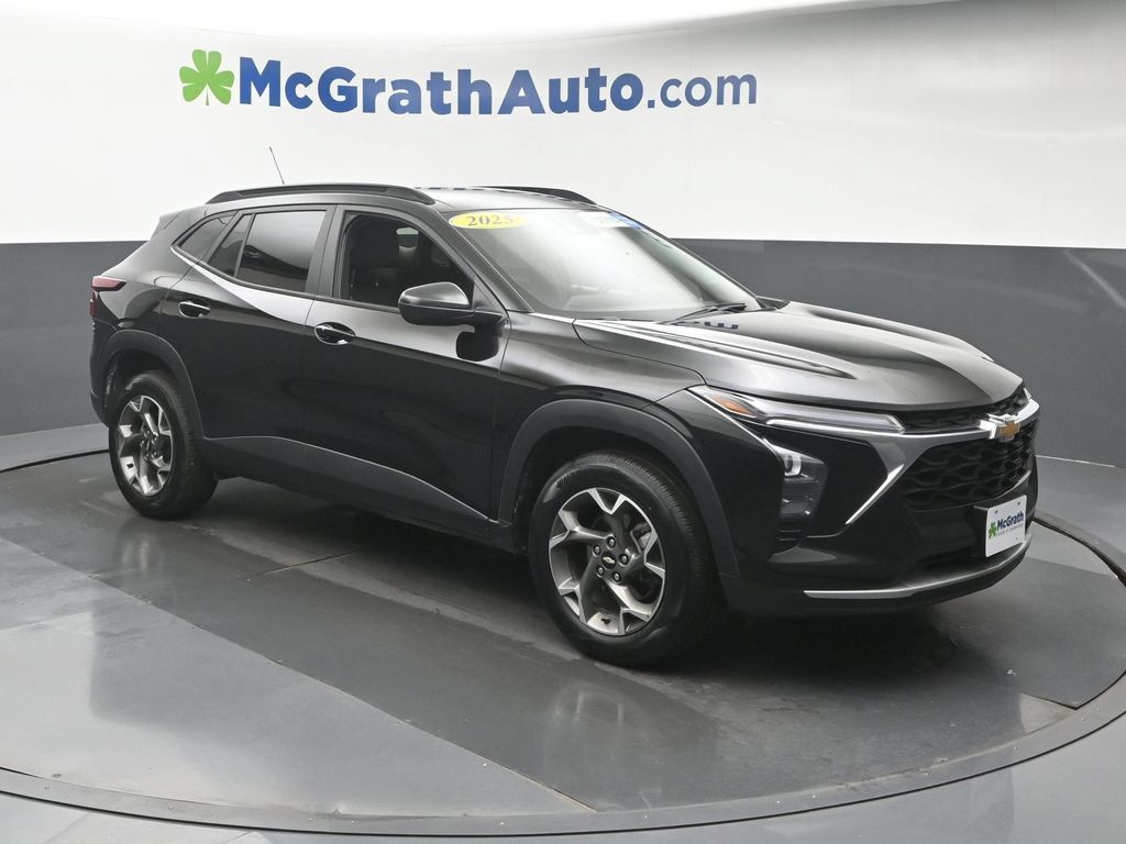 Used 2025 Chevrolet Trax LT w/ Driver Confidence Package FWD image 2