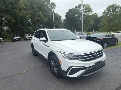 Used 2024 Volkswagen Tiguan SE w/ Panoramic Sunroof Package AWD/4WD image 3