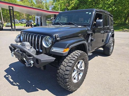 Used 2018 Jeep Wrangler Unlimited Sahara AWD/4WD image 6