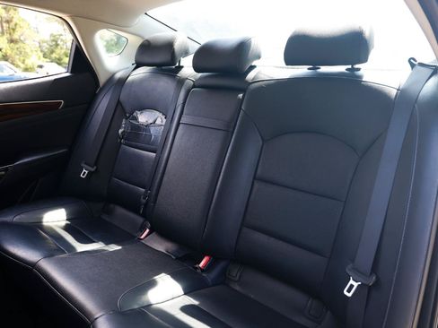 Used 2017 Kia Cadenza Premium w/ Luxury Package FWD image 8