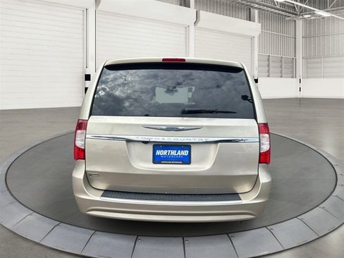 Used 2016 Chrysler Town & Country Touring FWD image 3