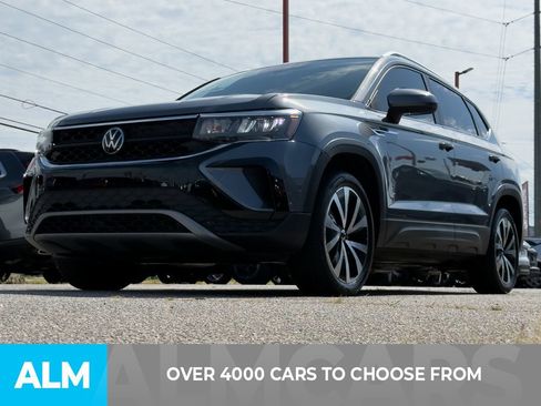 Used 2024 Volkswagen Taos SE FWD image 2