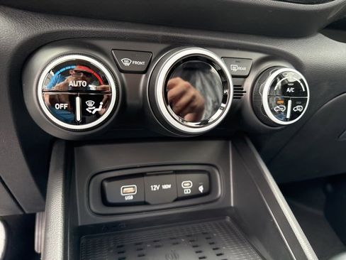 Certified 2025 Hyundai Venue Limited image 33