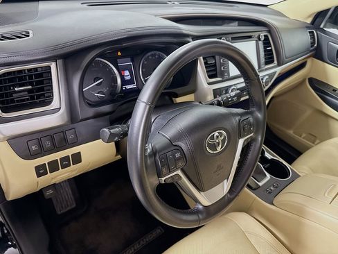 Used 2017 Toyota Highlander Limited image 9