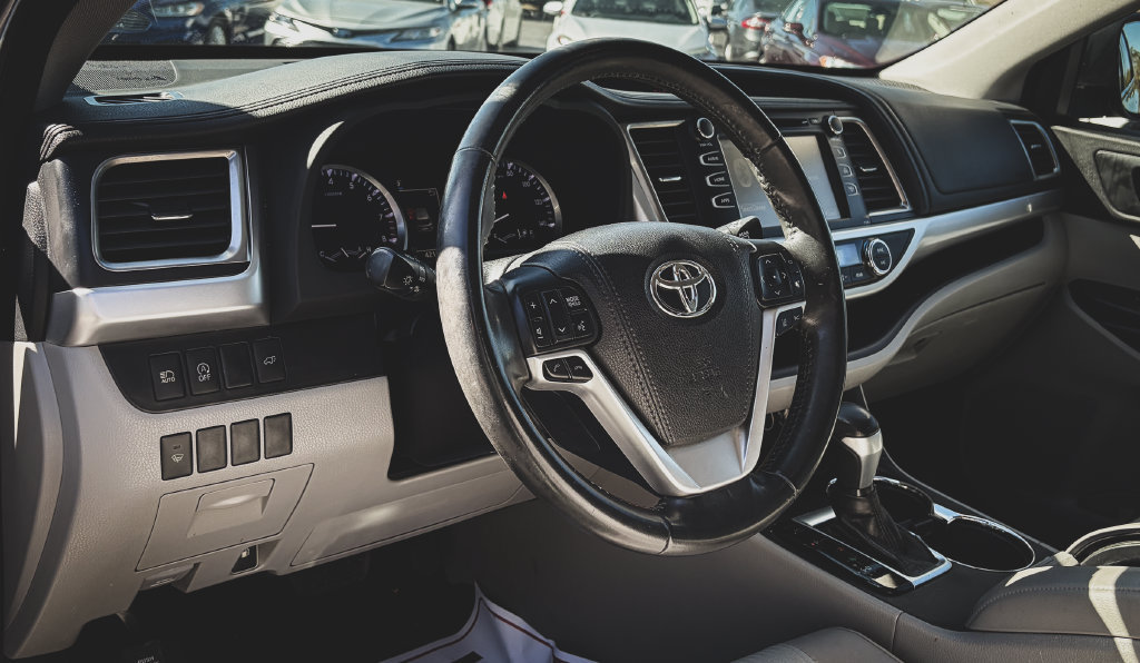 Used 2018 Toyota Highlander Plus FWD image 16