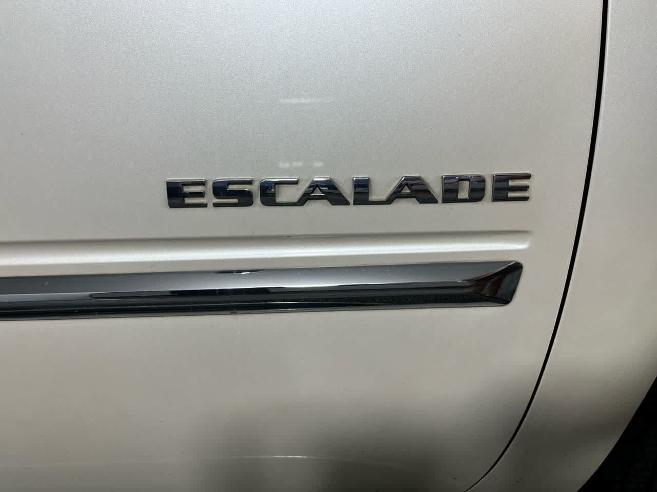 Used 2010 Cadillac Escalade AWD image 11