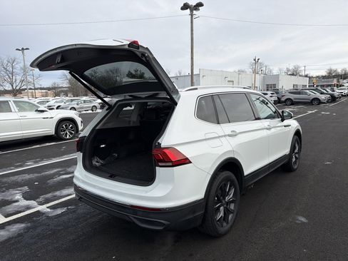 Certified 2022 Volkswagen Tiguan SE w/ Panoramic Sunroof Package image 31