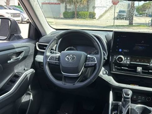 Used 2023 Toyota Highlander XLE FWD image 15