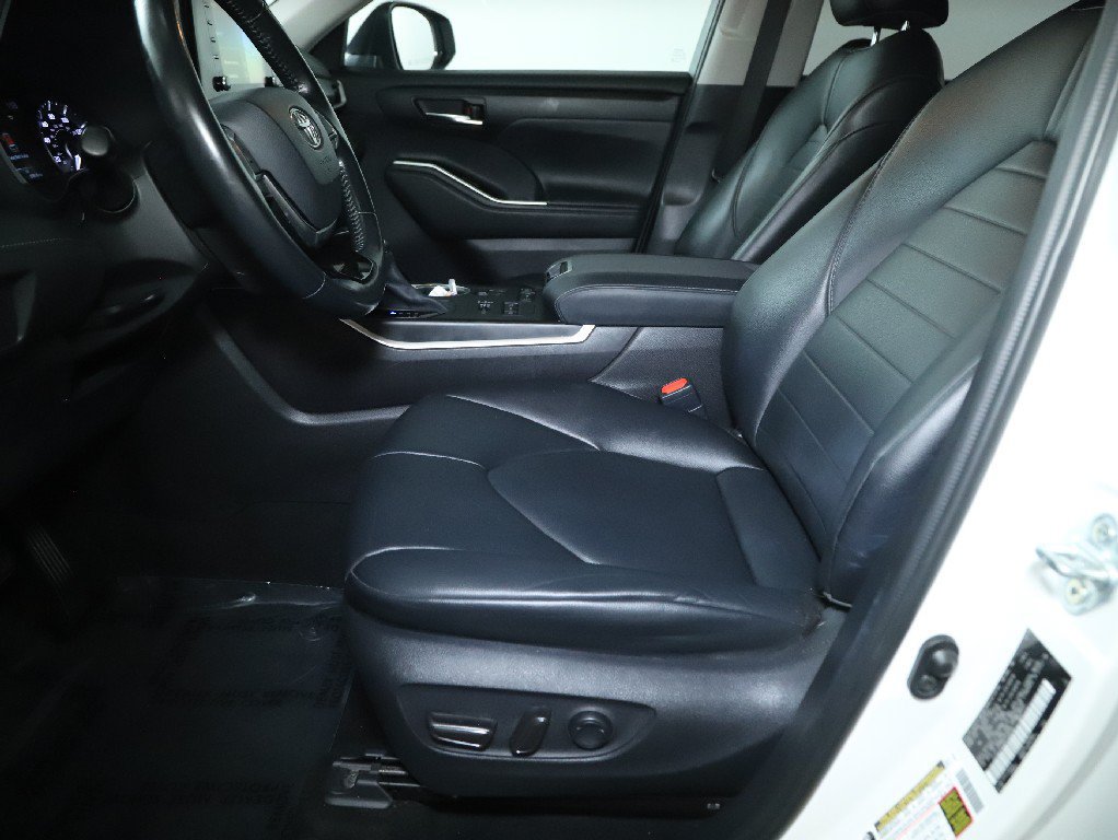 Used 2021 Toyota Highlander XLE AWD/4WD image 19