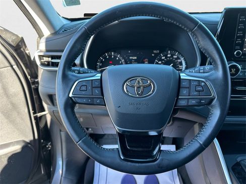 Used 2021 Toyota Highlander XLE image 17
