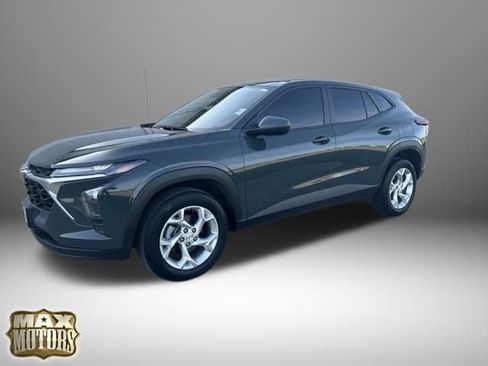 Used 2025 Chevrolet Trax LS w/ LS Convenience Package image 3