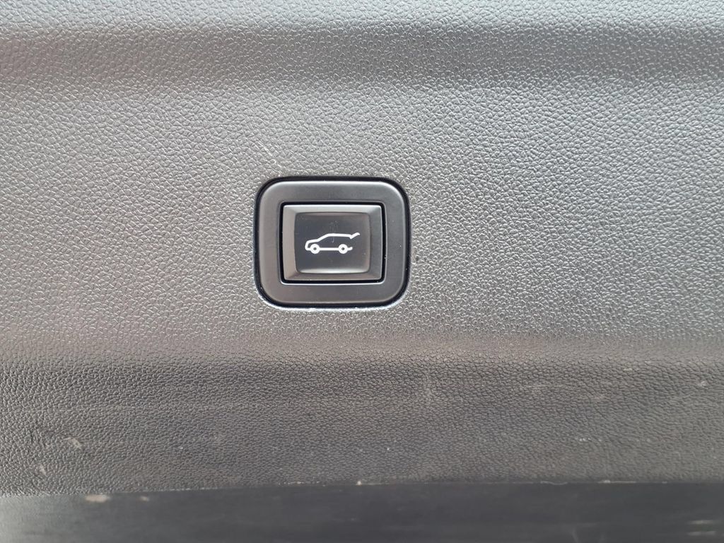 Used 2021 GMC Yukon XL Denali w/ Denali Premium Package AWD/4WD image 16