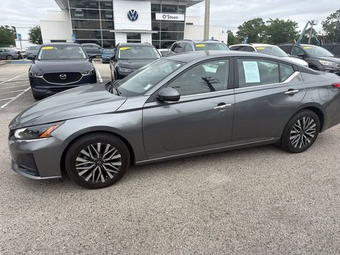 Used 2023 Nissan Altima 2.5 SV FWD image 3