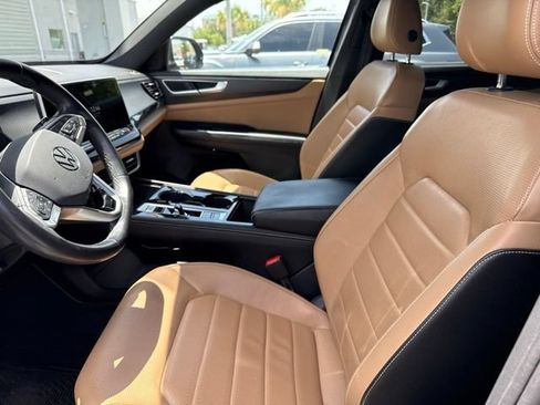 Certified 2024 Volkswagen Atlas Cross Sport SEL R-Line AWD/4WD image 15