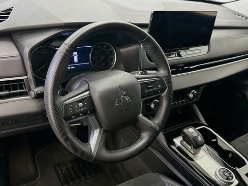 Used 2025 Mitsubishi Outlander SE image 18