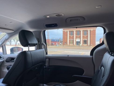 Used 2024 Chrysler Pacifica Touring-L image 43