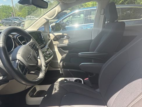 Used 2022 Chrysler Voyager LX FWD image 2
