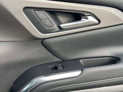 Used 2025 Chevrolet Traverse LT w/ Sun and Wheel Package image 28