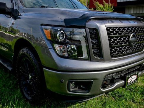 Used 2019 Nissan Titan SV w/ SV Convenience Package image 11