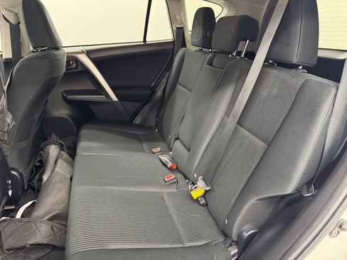 Used 2018 Toyota RAV4 LE AWD/4WD image 10