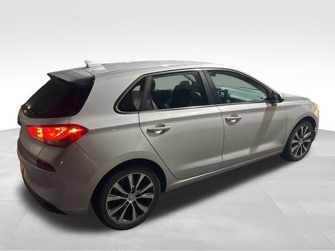 Used 2018 Hyundai Elantra GT image 3