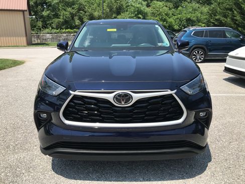 Used 2023 Toyota Highlander LE FWD image 3