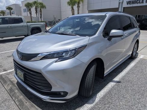 Used 2025 Toyota Sienna XLE FWD image 2