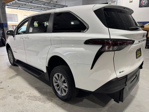 Used 2026 Toyota Sienna LE FWD image 5